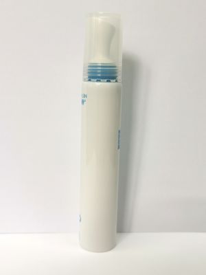 Deslocado imprimindo o tubo de empacotamento cosmético